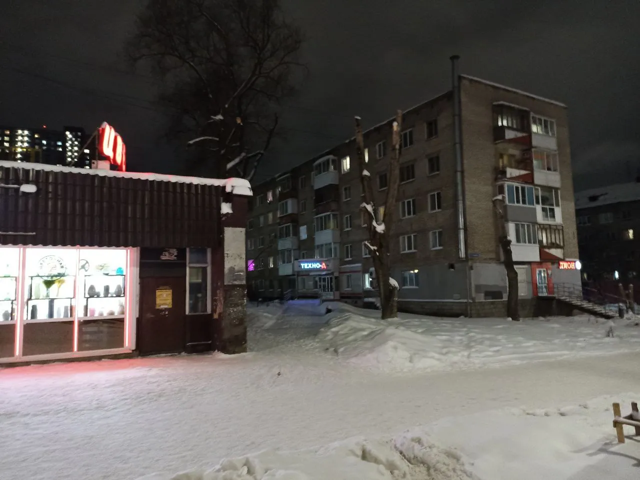 Вход напротив остановки Стахановская, между Лионом и цветами